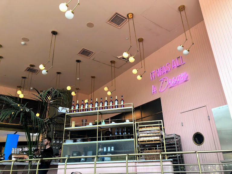 מסעדת קפיטריה בקניון TLV