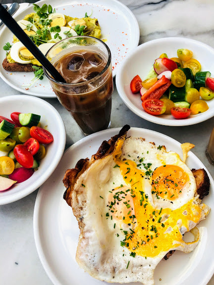 ארוחת בוקר בקפיטריה בקניון TLV