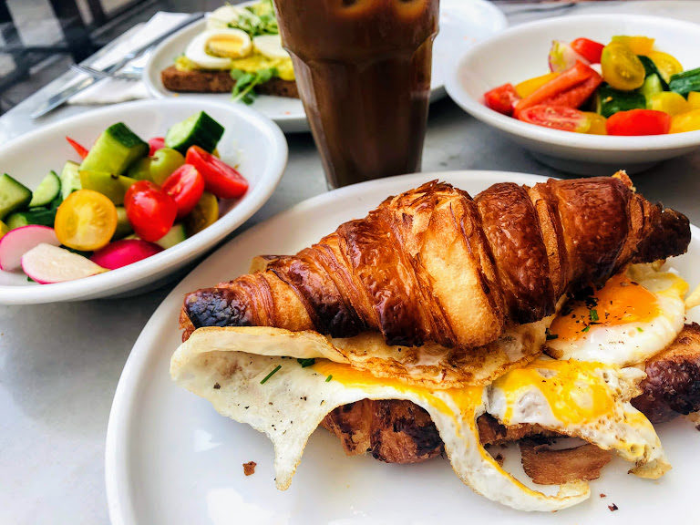 ארוחת בוקר בקפיטריה בקניון TLV