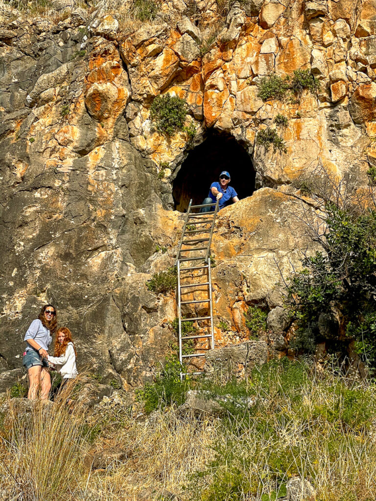 המערה הסודית
